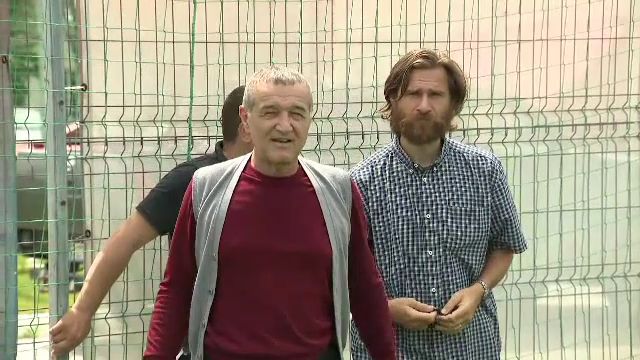 Gigi Becali, in pas cu moda! Patronul FCSB a venit la antrenament cu pantofi sport de 800 euro. FOTO_10