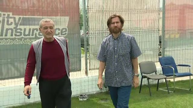 Gigi Becali, in pas cu moda! Patronul FCSB a venit la antrenament cu pantofi sport de 800 euro. FOTO_11
