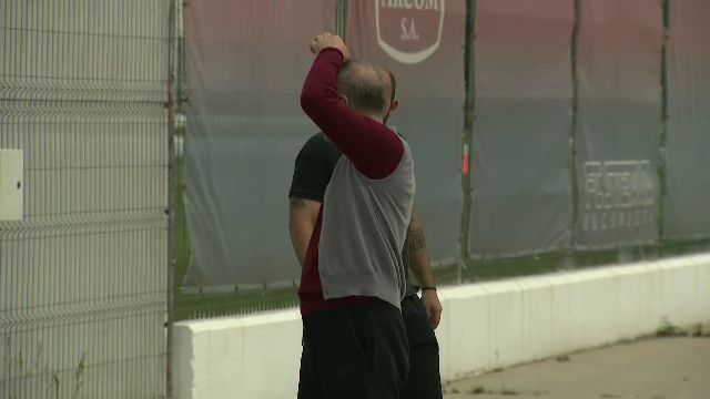 Gigi Becali, in pas cu moda! Patronul FCSB a venit la antrenament cu pantofi sport de 800 euro. FOTO_15