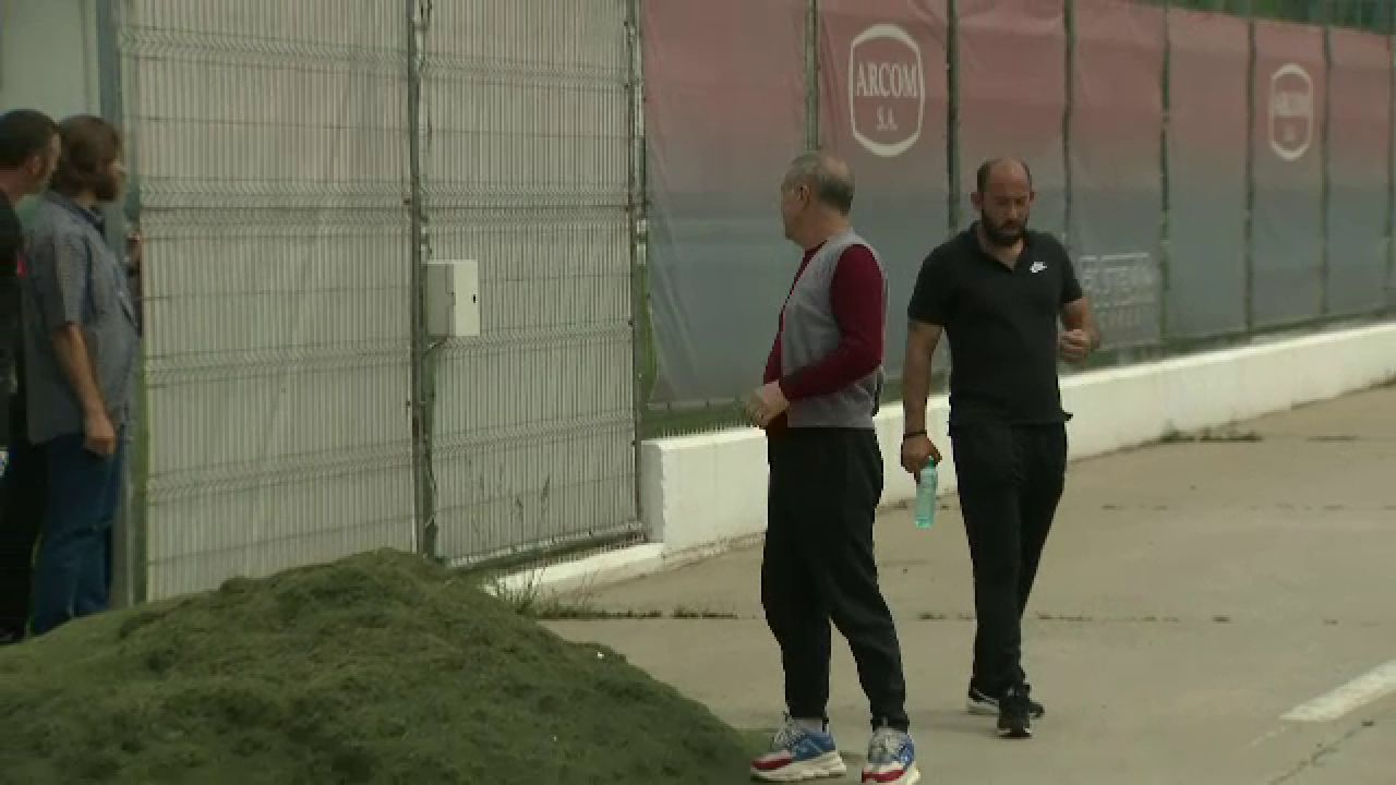 Gigi Becali, in pas cu moda! Patronul FCSB a venit la antrenament cu pantofi sport de 800 euro. FOTO_16