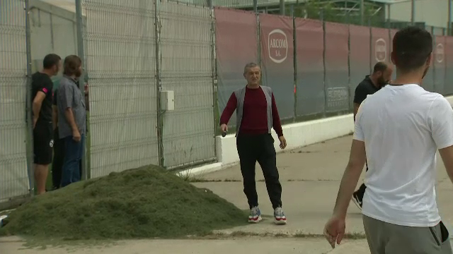 Gigi Becali, in pas cu moda! Patronul FCSB a venit la antrenament cu pantofi sport de 800 euro. FOTO_18