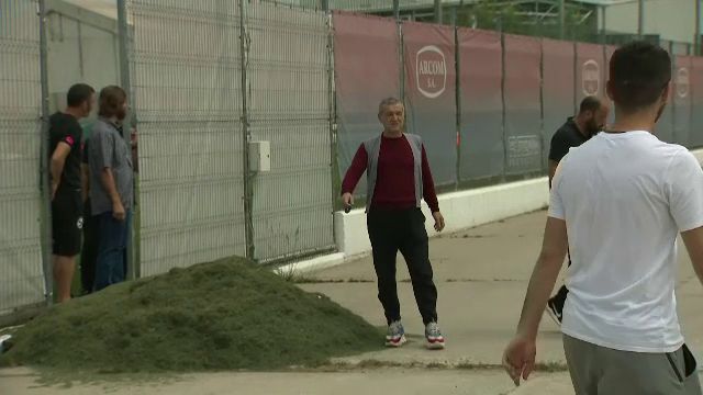 Gigi Becali, in pas cu moda! Patronul FCSB a venit la antrenament cu pantofi sport de 800 euro. FOTO_18
