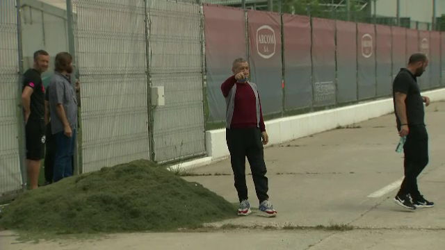 Gigi Becali, in pas cu moda! Patronul FCSB a venit la antrenament cu pantofi sport de 800 euro. FOTO_19