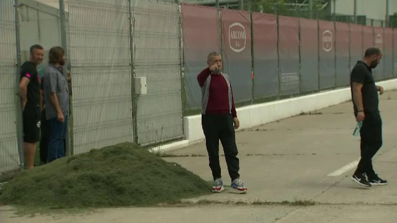Gigi Becali, in pas cu moda! Patronul FCSB a venit la antrenament cu pantofi sport de 800 euro. FOTO_19