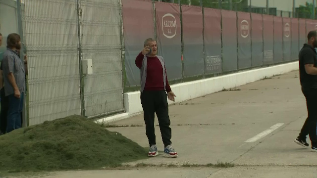 Gigi Becali, in pas cu moda! Patronul FCSB a venit la antrenament cu pantofi sport de 800 euro. FOTO_20