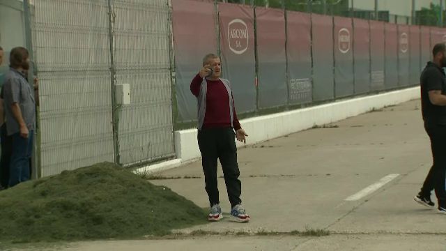 Gigi Becali, in pas cu moda! Patronul FCSB a venit la antrenament cu pantofi sport de 800 euro. FOTO_20