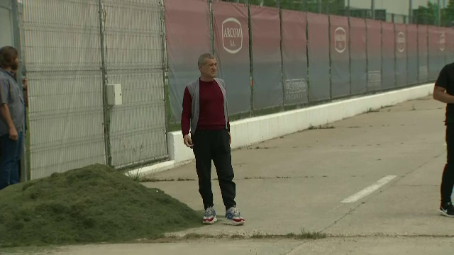 Gigi Becali, in pas cu moda! Patronul FCSB a venit la antrenament cu pantofi sport de 800 euro. FOTO_21