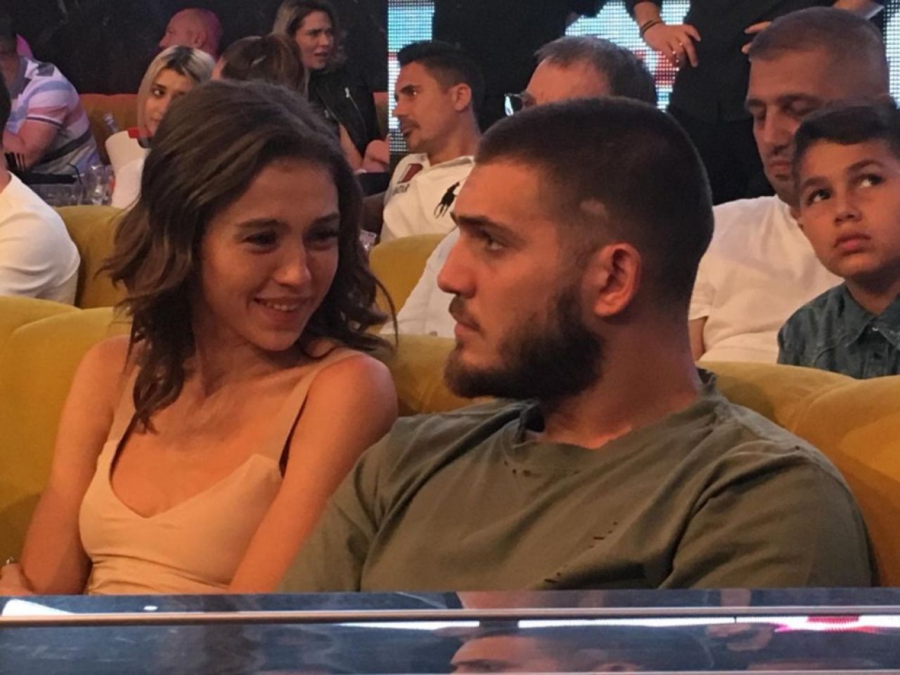 Teodora Stoica, aparitie de senzatie la gala SAS GYM Legendele Piramidei! A stat langa ring alaturi de iubitul ei si de MM Stoica_7