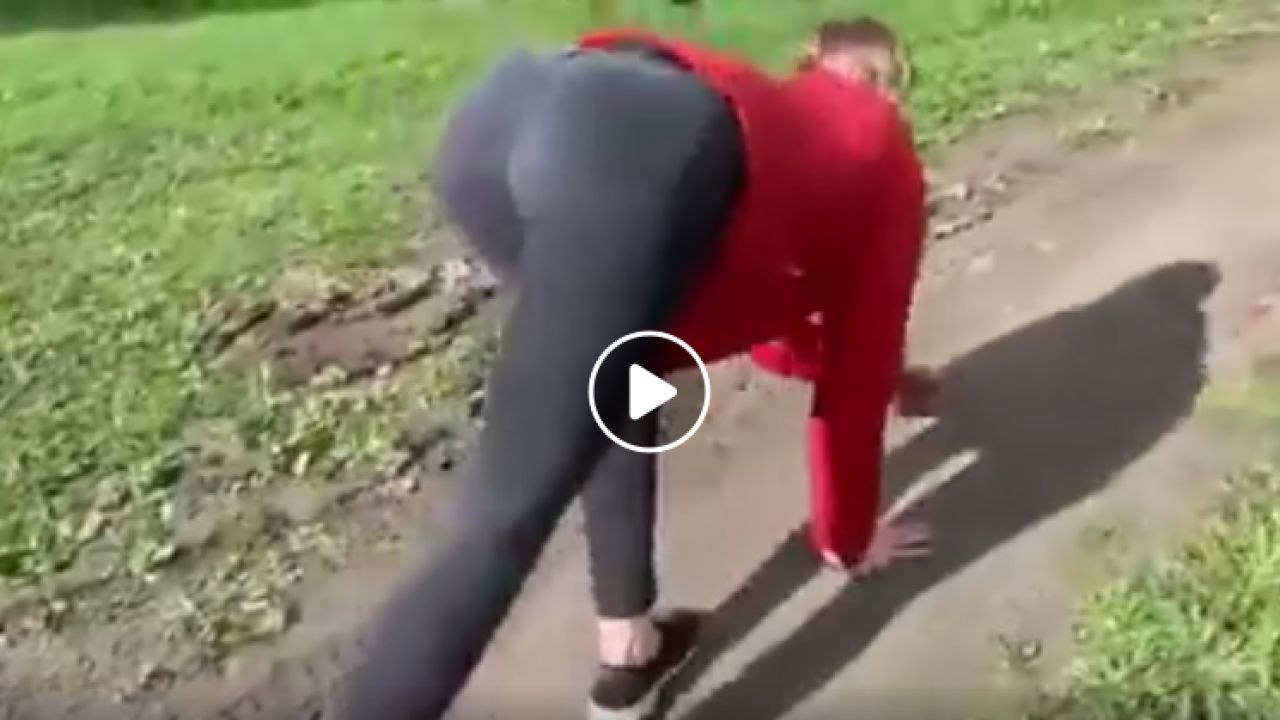 Femeia care se calareste singura! :) O blonda de 30 de ani are un talent special: stie sa mearga, sa alerge si sa sara la obstacole ca un cal VIDEO_1