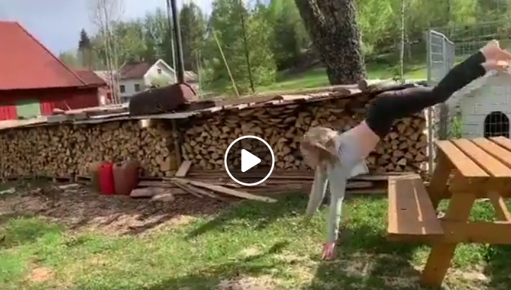 Femeia care se calareste singura! :) O blonda de 30 de ani are un talent special: stie sa mearga, sa alerge si sa sara la obstacole ca un cal VIDEO_3