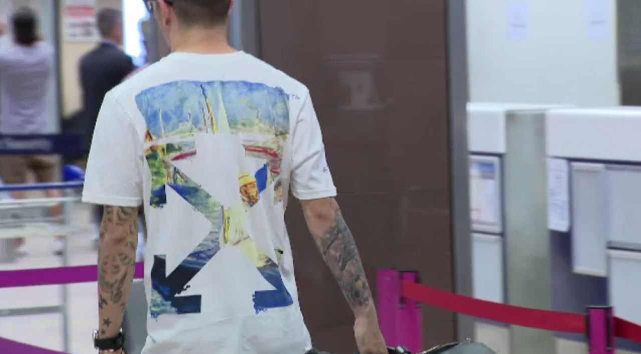 Si-a dat singur Like! Hanca si-a facut tatuaj cu... Hanca! :)