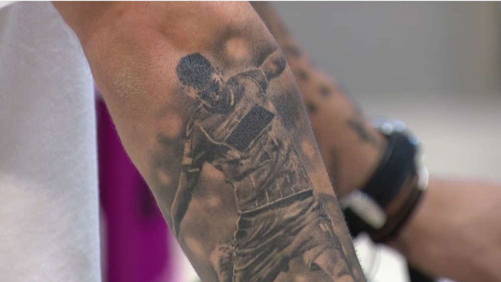 Si-a dat singur Like! Hanca si-a facut tatuaj cu... Hanca! :) 