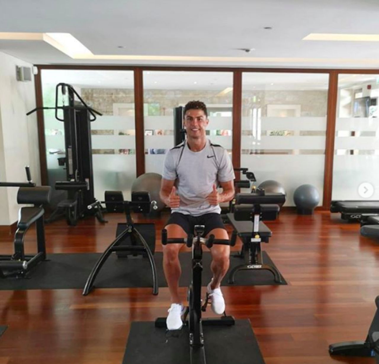 Cristiano Ronaldo s-a inchis in sala de forta in vacanta si arata ca o MASINARIE! Ce varsta biologica are corpul lui, potrivit medicilor_3