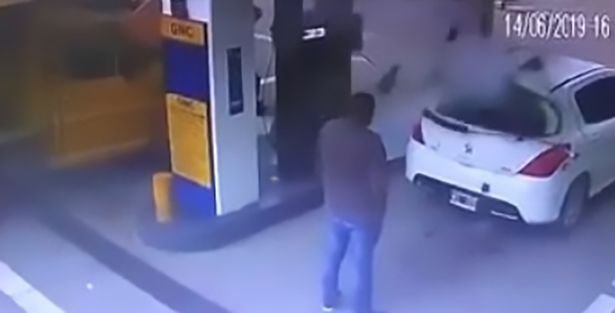 Descoperire incredibila in portbagajul unei masini care a EXPLODAT in benzinarie. VIDEO