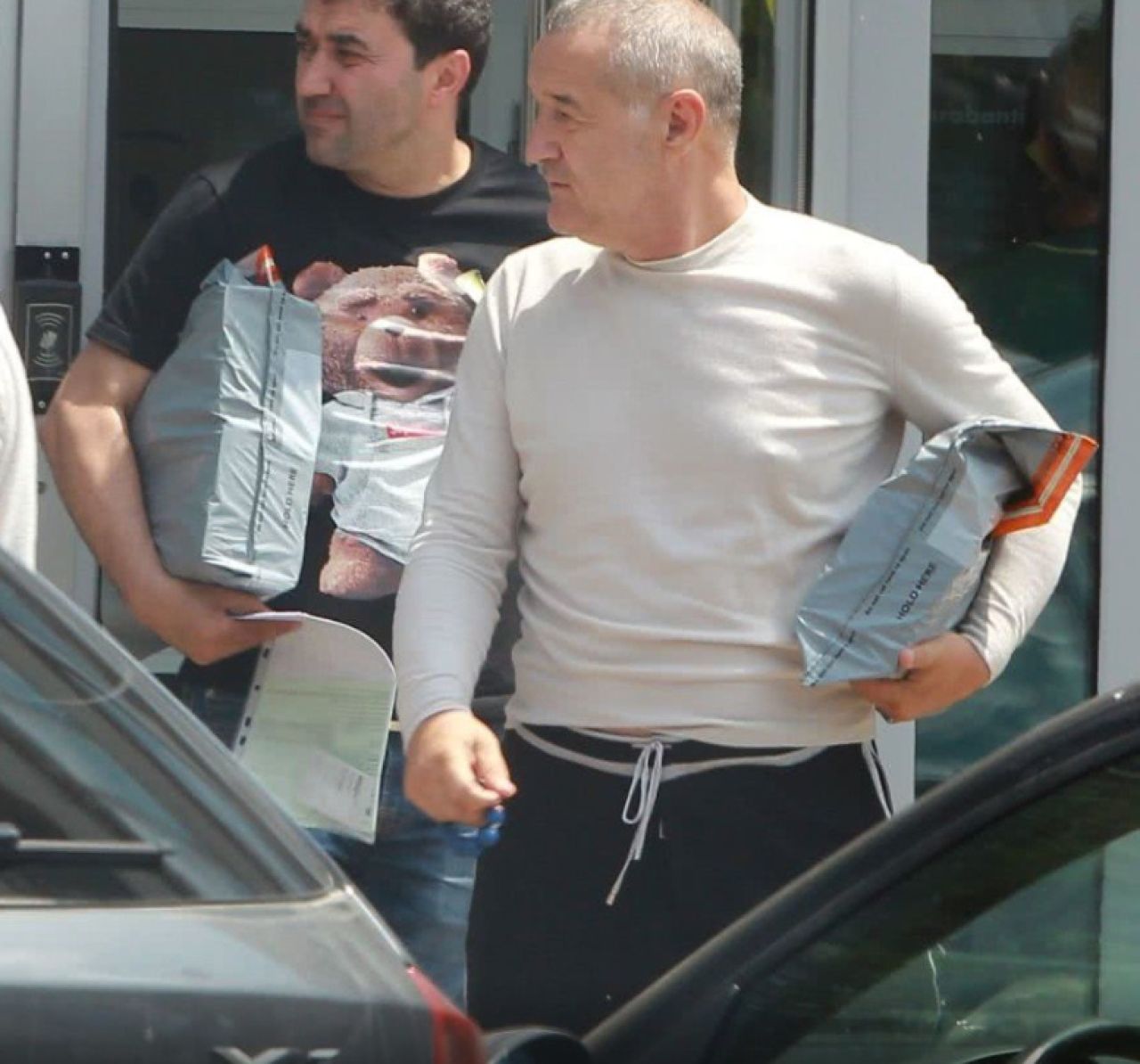 Gigi Becali a golit banca! Imagini fabuloase: patronul FCSB si Lutu au iesit cu sacii de bani dintr-o sucursala! Cati bani i-a dat unei femei pe strada_1