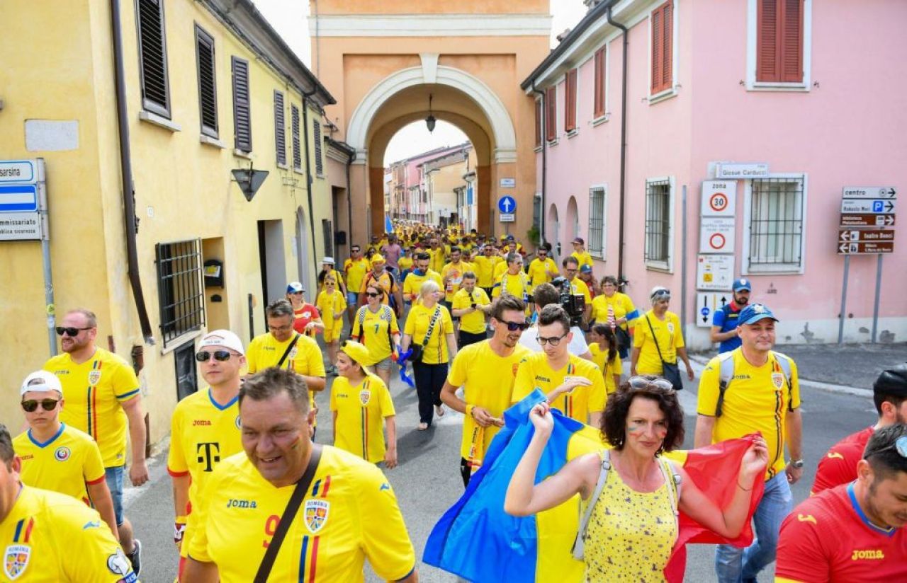 ROMANIA U21 - ANGLIA U21 | OCCUPY CESENA! Imagini FANTASTICE la Cesena! Peste 1000 de fani romani in MARS spre stadion!_2