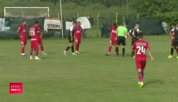 Portarul celor de la Coltea s-a dus sa bata o lovitura libera de la marginea careului! Balgradean nici n-a miscat la executie!