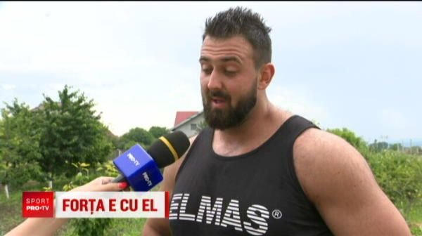 Arnold din Brasov ridica busteni, trage tractoare si are 3 carti scrise! Ce a spus despre intalnirea cu celebrul actor
