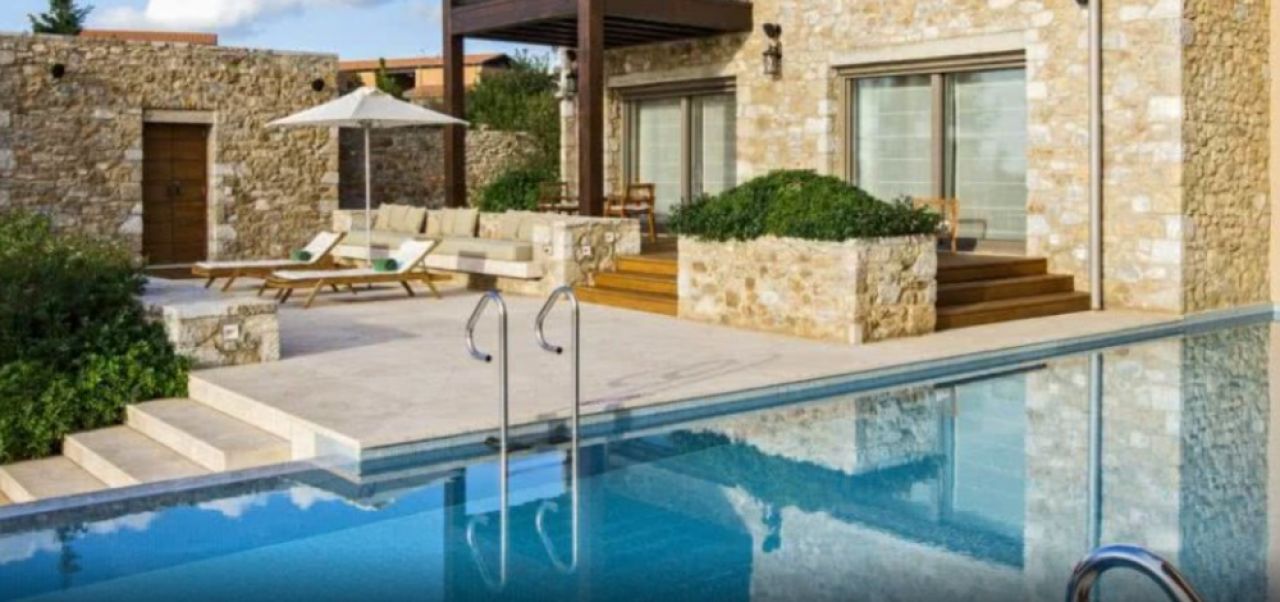Bacsisul incredibil lasat de Cristiano Ronaldo hotelului la care a stat in Grecia. Cazarea l-a costat 8.000 euro pe noapte!_4