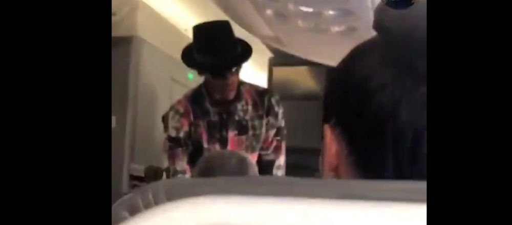Iti dau 1.000 de dolari, lasa-ma sa stau aici! A incercat sa cumpere un nou loc in avion! Un fan l-a recunoscut si a inceput sa filmeze
