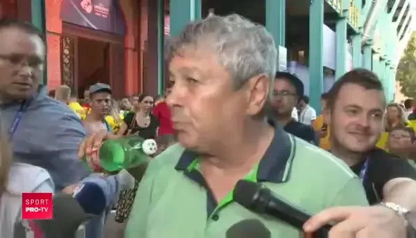 Faza momentului! A aparut o STICLA goala dintre microfoanele la care vorbea Lucescu! :)) Ce reactie a avut