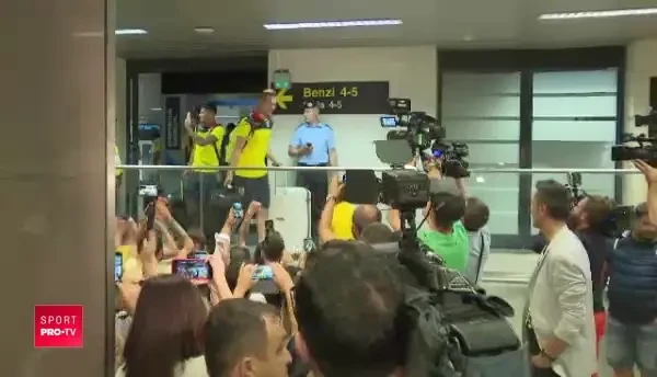 IMAGINILE ANULUI: Ce s-a intamplat noaptea trecuta pe Aeroportul Otopeni la sosirea nationalei U21! "Raduleee, Dumnezeu esti, ma!" VIDEO