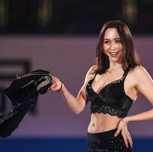 Patinatoarea sexy care a devenit celebra cu un numar de striptease pe gheata, imagini fierbinti din vacanta in Cipru! GALERIE FOTO_5