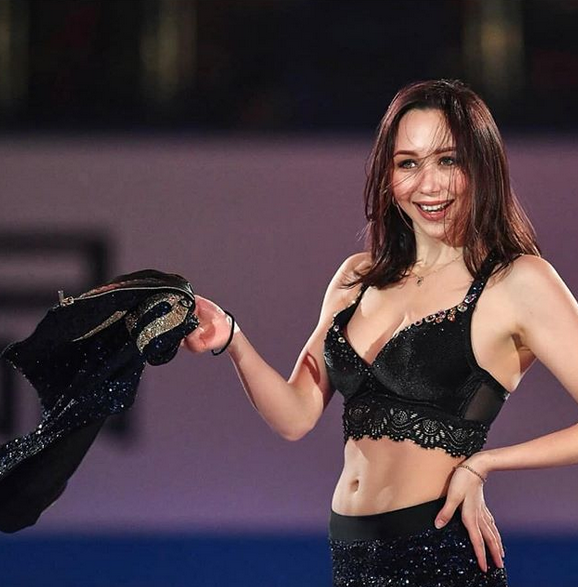 Patinatoarea sexy care a devenit celebra cu un numar de striptease pe gheata, imagini fierbinti din vacanta in Cipru! GALERIE FOTO_11