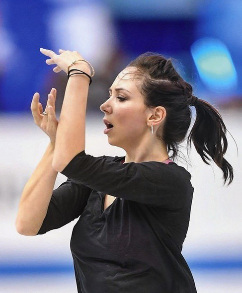Patinatoarea sexy care a devenit celebra cu un numar de striptease pe gheata, imagini fierbinti din vacanta in Cipru! GALERIE FOTO_13