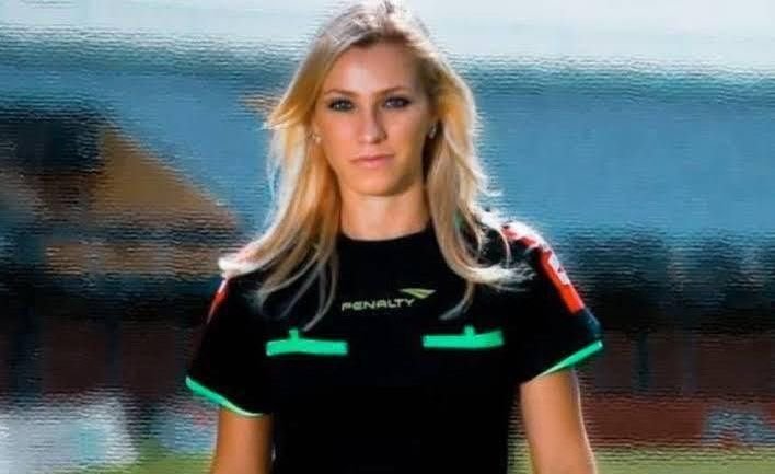 A facut o gluma pe teren, iar viata ei s-a transformat in COSMAR! Ce a patit sexy arbitra din Brazilia: 