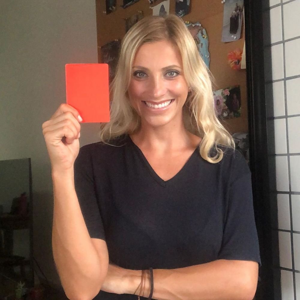 A facut o gluma pe teren, iar viata ei s-a transformat in COSMAR! Ce a patit sexy arbitra din Brazilia: 