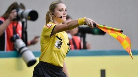 A facut o gluma pe teren, iar viata ei s-a transformat in COSMAR! Ce a patit sexy arbitra din Brazilia: 