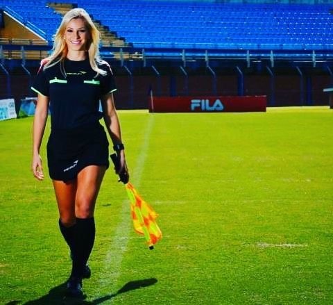 A facut o gluma pe teren, iar viata ei s-a transformat in COSMAR! Ce a patit sexy arbitra din Brazilia: 