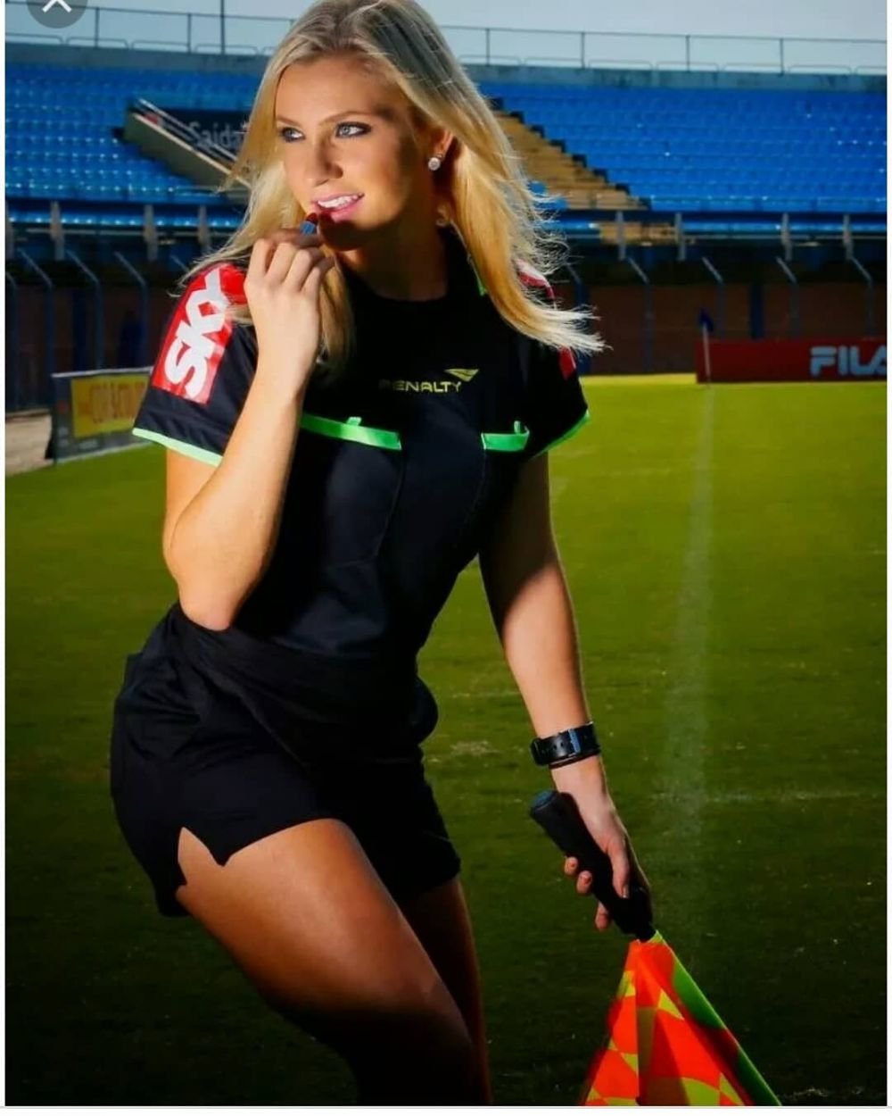 A facut o gluma pe teren, iar viata ei s-a transformat in COSMAR! Ce a patit sexy arbitra din Brazilia: 