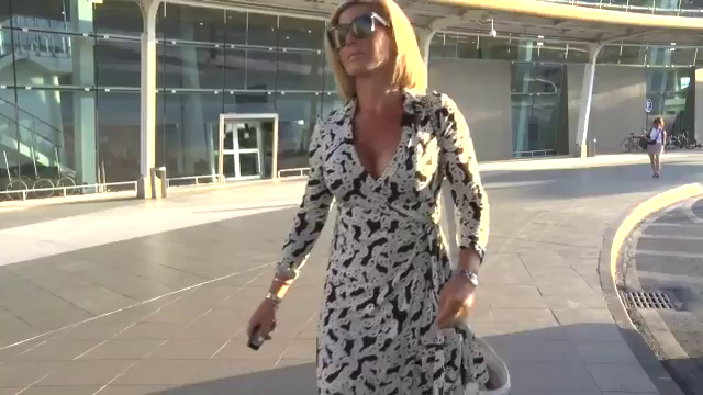 FABULOS! Cum a reactionat un jucator asteptat de patroana sexy! Cea mai stanjenitoare prezentare de transfer! VIDEO