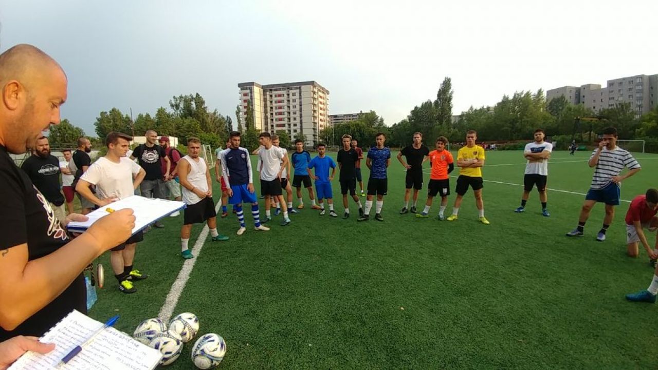 REPORTAJ SPORT.RO / Intr-o vara, intr-o seara, niste baieti se adunara. Cum arata fotbalul adevarat din Romania_6