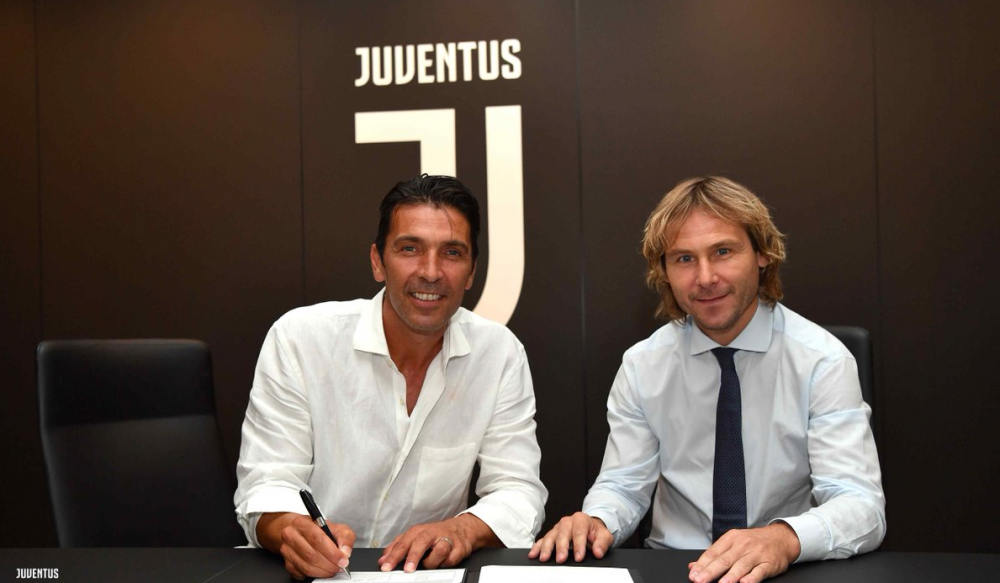 OFICIAL: Veteranul Gigi Buffon s-a intors la Batrana Doamna . Buffon a fost prezentat de Juve si are o clauza speciala pentru a-l depasi pe Maldini