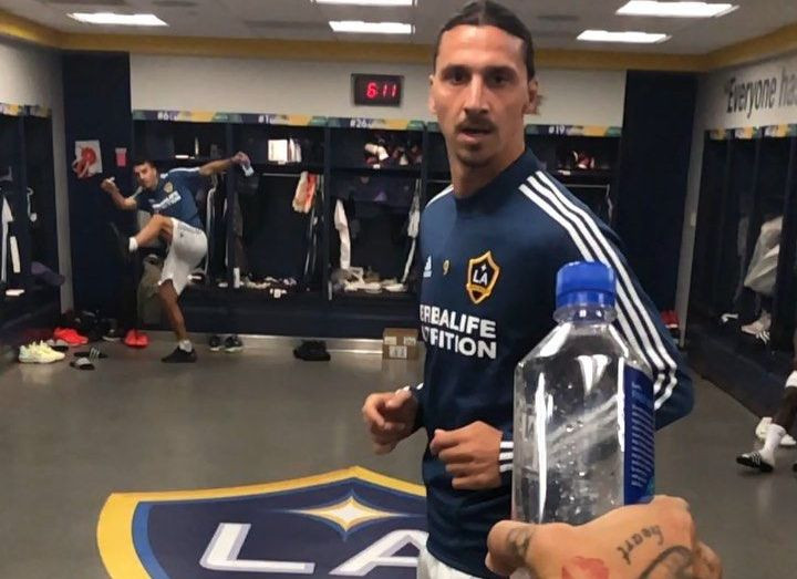 Nu are cum sa rateze provocarea asta! :) Cum desface dopul sticlei Zlatan Ibrahimovici VIDEO