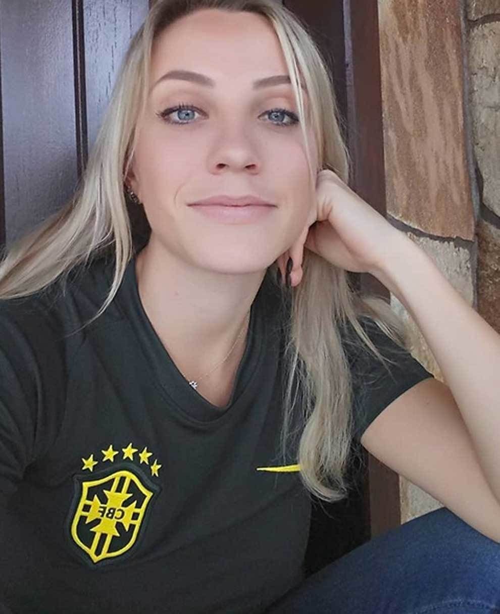 Cum arata arbitra care a renuntat la fotbal pentru ca e prea frumoasa: 