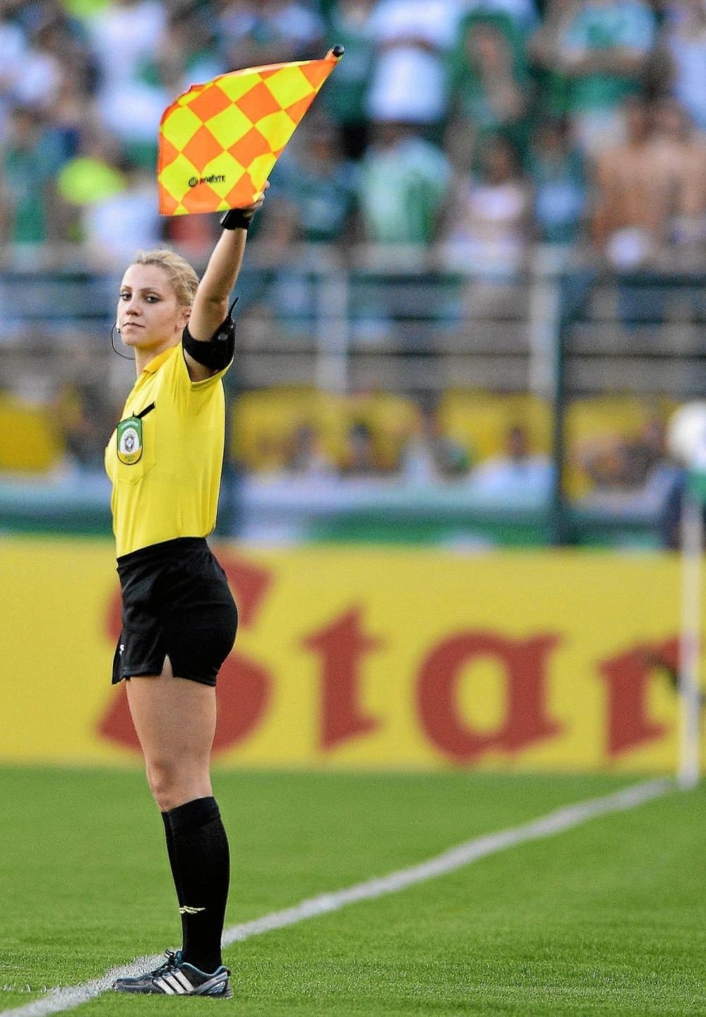 Cum arata arbitra care a renuntat la fotbal pentru ca e prea frumoasa: 