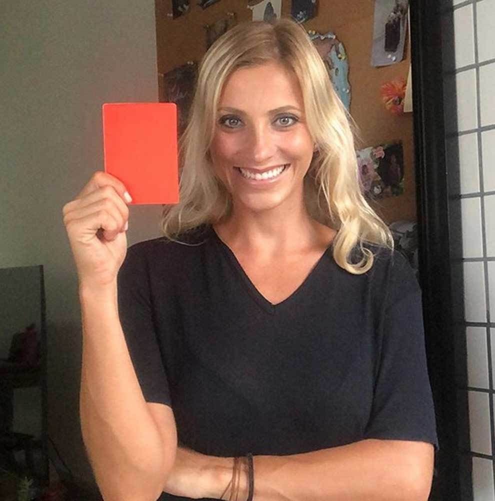 Cum arata arbitra care a renuntat la fotbal pentru ca e prea frumoasa: 