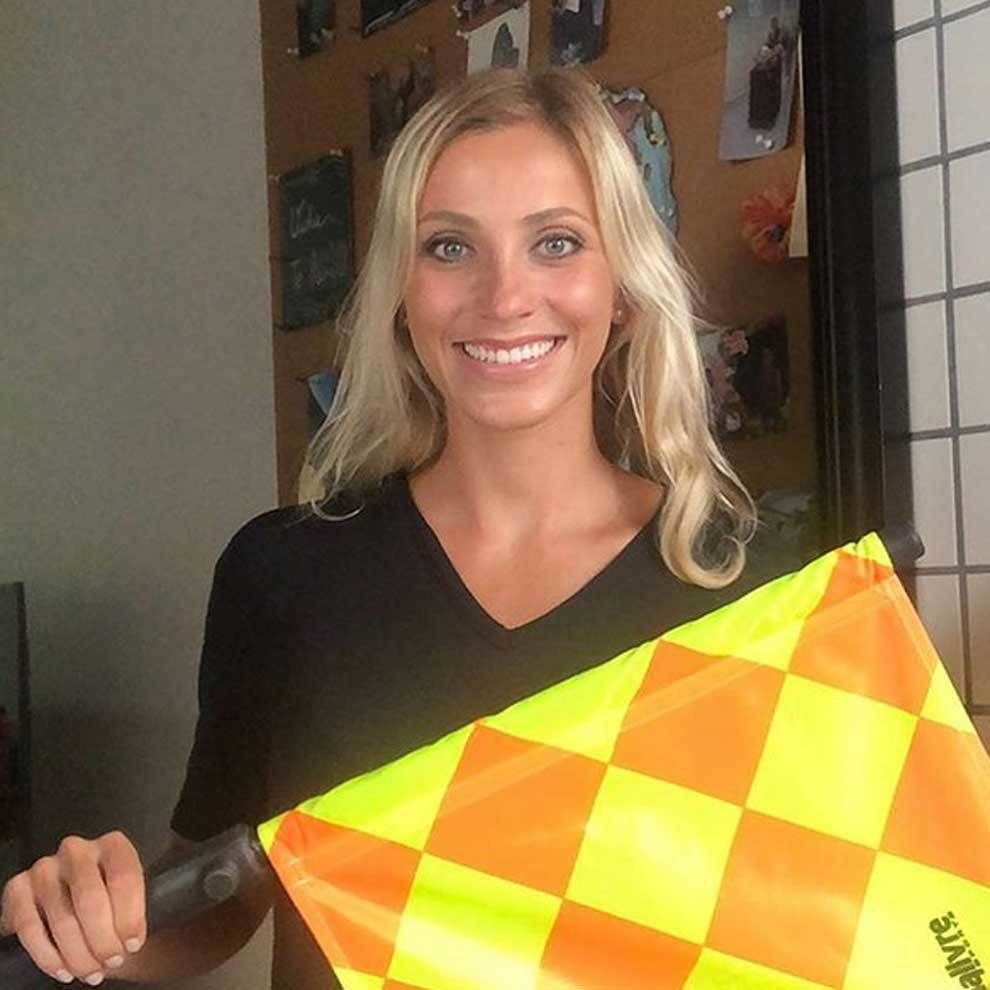 Cum arata arbitra care a renuntat la fotbal pentru ca e prea frumoasa: 