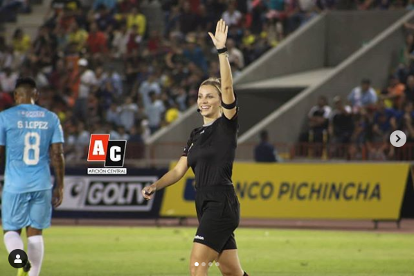 Cum arata arbitra care a renuntat la fotbal pentru ca e prea frumoasa: 