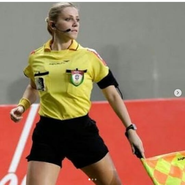 Cum arata arbitra care a renuntat la fotbal pentru ca e prea frumoasa: 