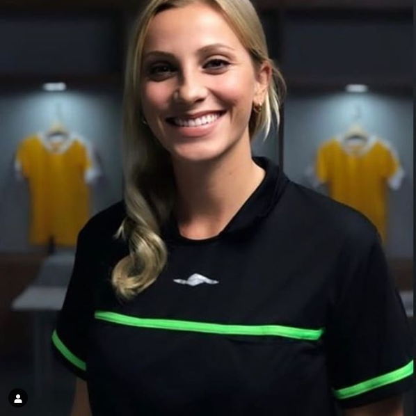 Cum arata arbitra care a renuntat la fotbal pentru ca e prea frumoasa: 