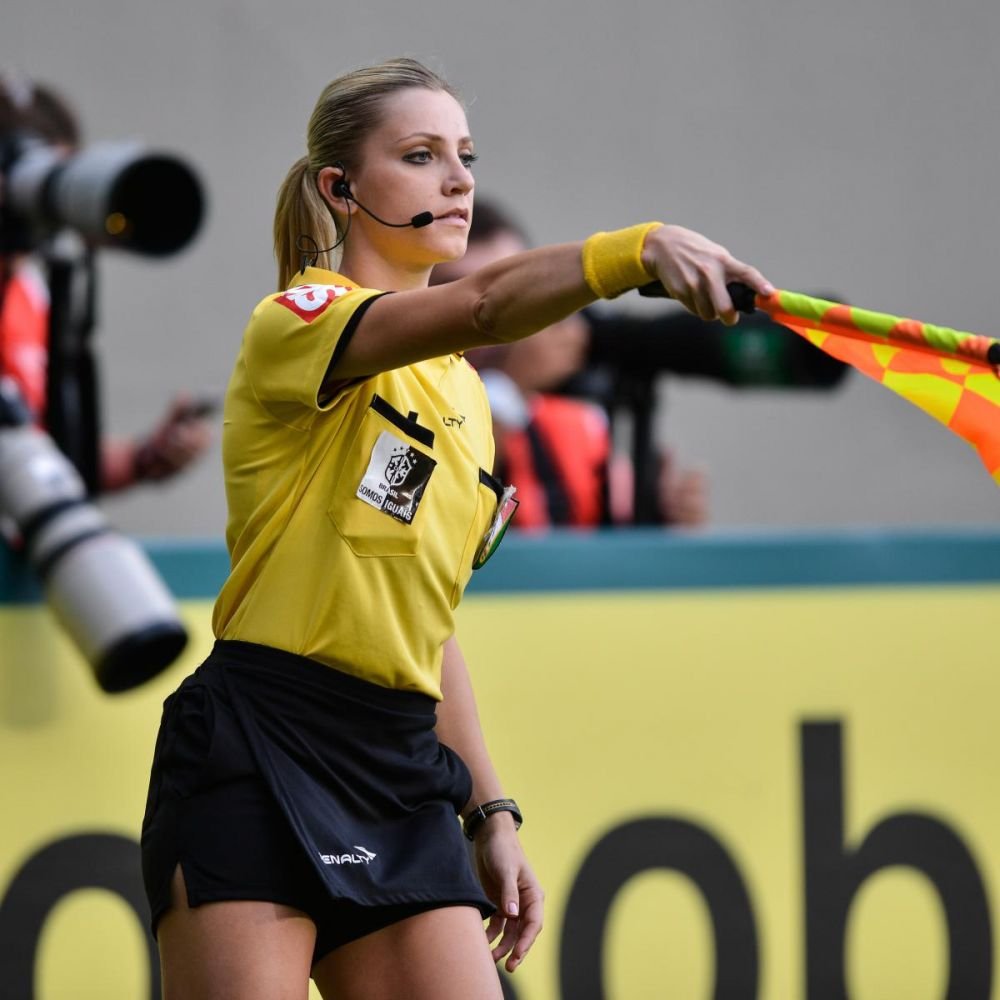 Cum arata arbitra care a renuntat la fotbal pentru ca e prea frumoasa: 