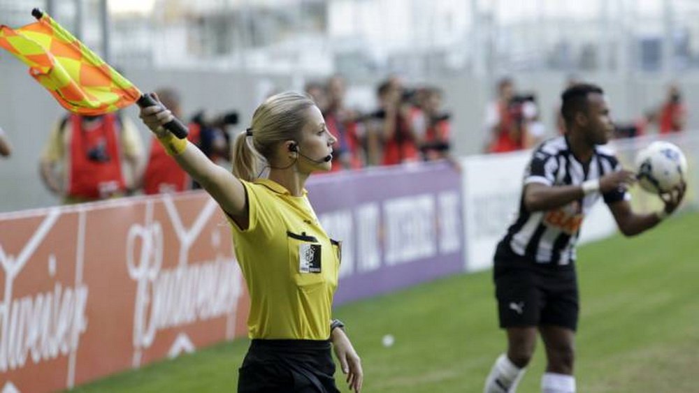 Cum arata arbitra care a renuntat la fotbal pentru ca e prea frumoasa: 