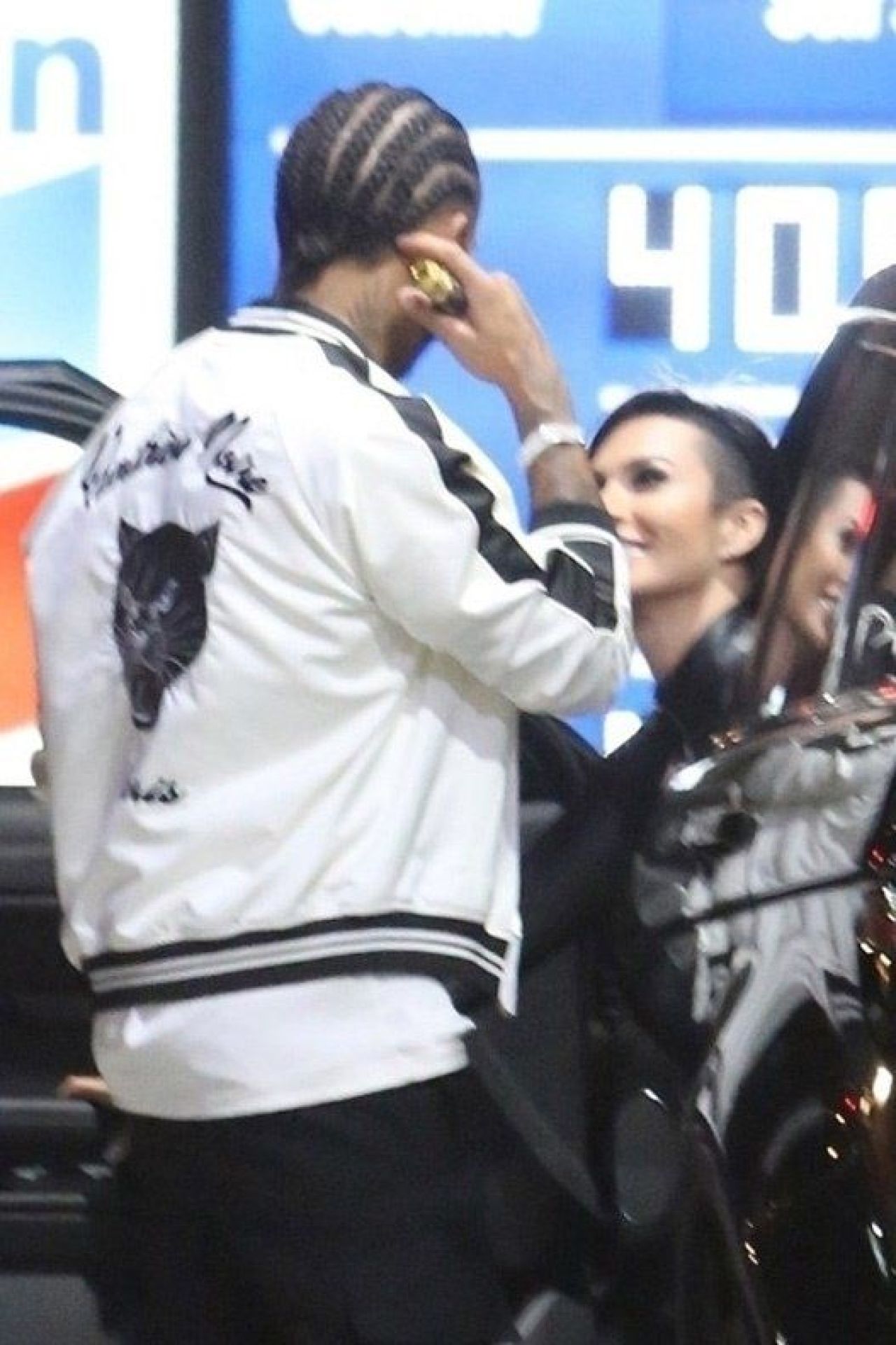 Lewis Hamilton ia acasa toate trofeele! :) Campionul mondial F1 a plecat cu o bomba sexy de la ziua lui Kevin Hart! FOTO_1