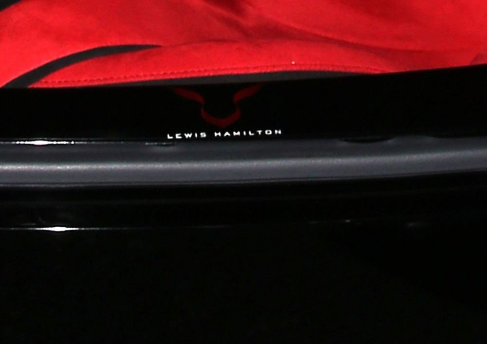 Lewis Hamilton ia acasa toate trofeele! :) Campionul mondial F1 a plecat cu o bomba sexy de la ziua lui Kevin Hart! FOTO_2