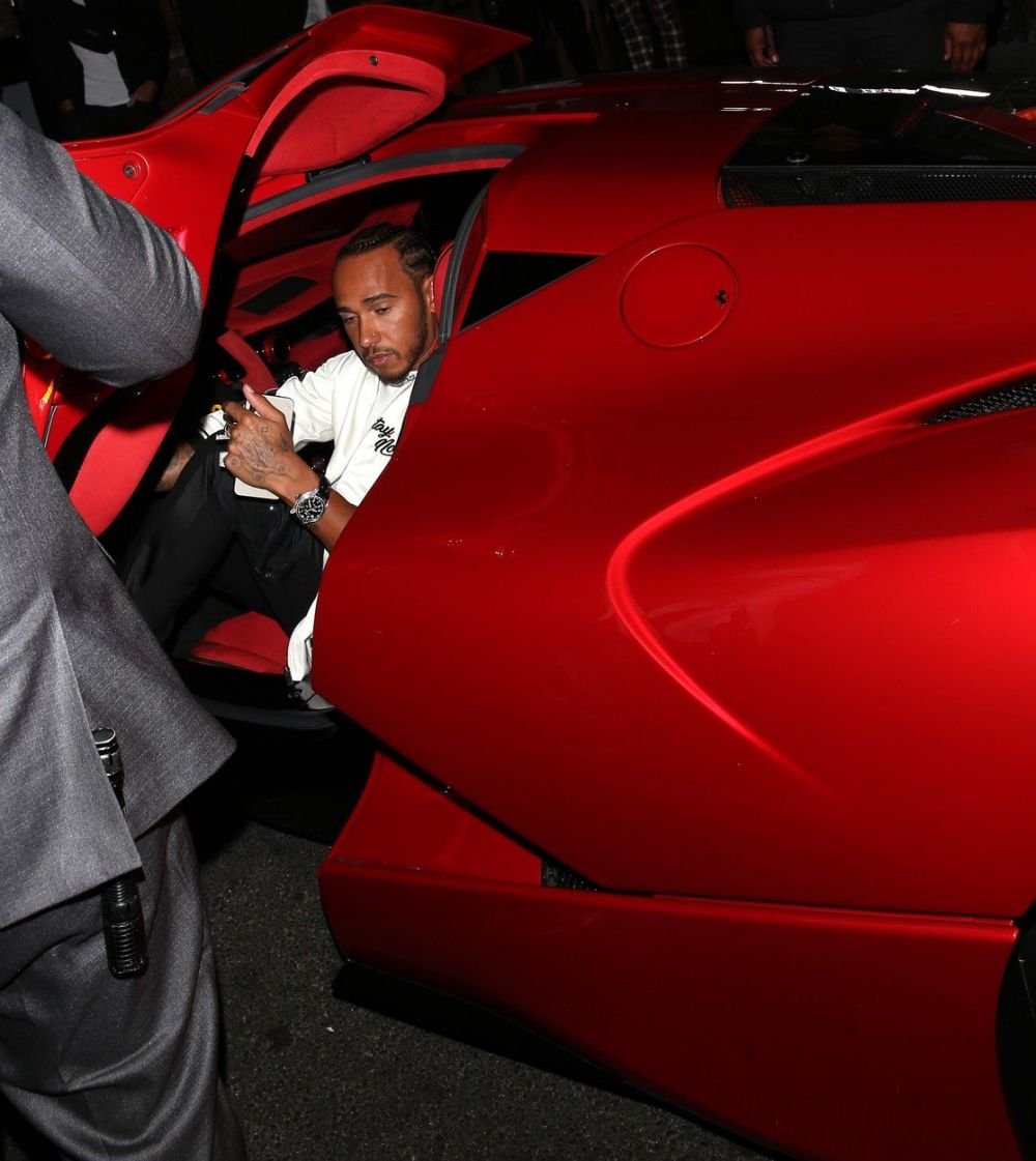 Lewis Hamilton ia acasa toate trofeele! :) Campionul mondial F1 a plecat cu o bomba sexy de la ziua lui Kevin Hart! FOTO_3